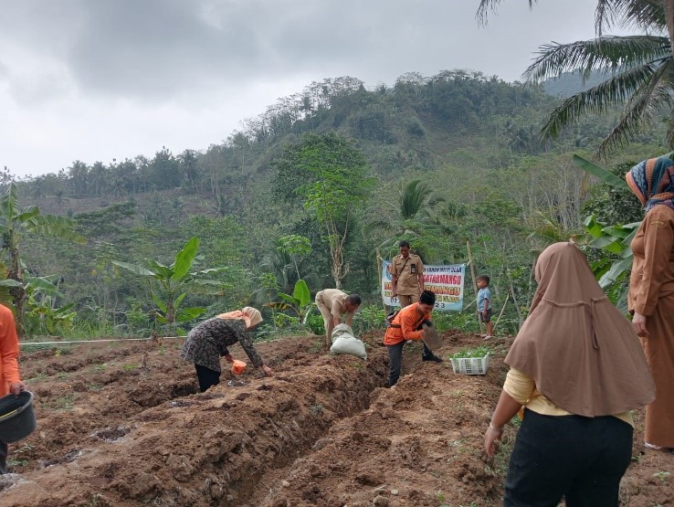 Meningkatkan Kebersihan Lingkungan Melalui Gotong Royong